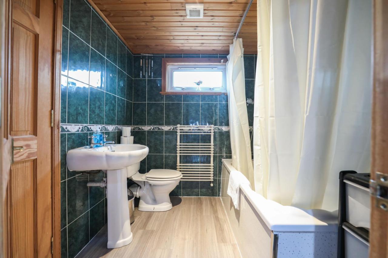Beautiful 4 Bedroom Cottage - Ideal Location - Free Parking เอดินบะระ ภายนอก รูปภาพ